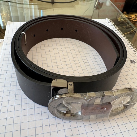 Salvatore Ferragamo Men’s Gancini Reversible Leather Belt Size 42 - Picture 2 of 3